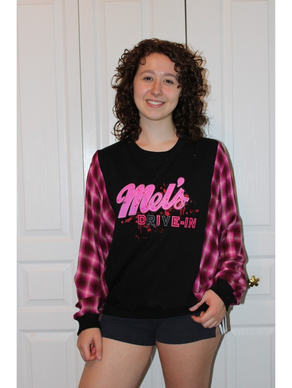 HHN Mel's DIVE-In Black Sweatshirt w/ Pink Plaid Sleeves & Graphic Print, Medium